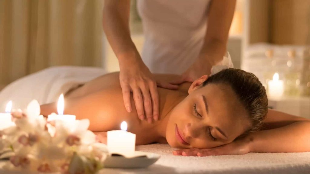 women getting Aromatherapy massage